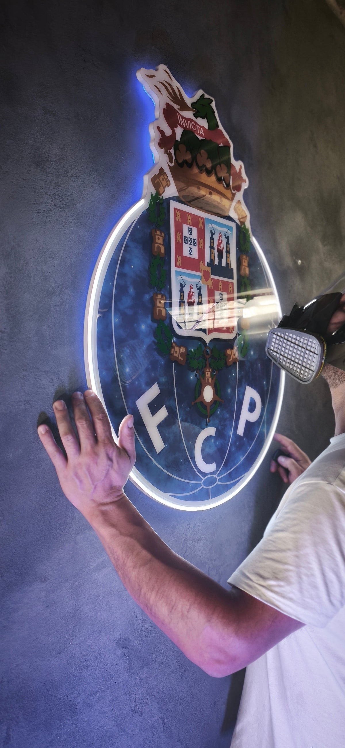 Um emblema com profundidade e luz